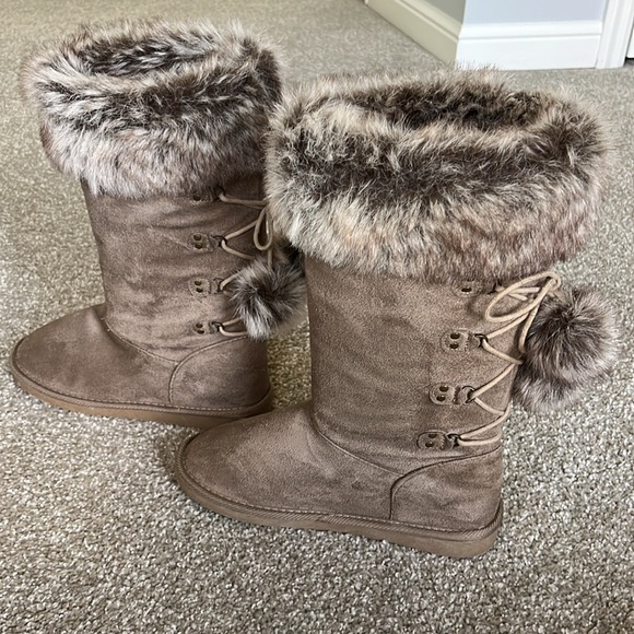 Casual Winter boots size 8 faux suede outer faux fur lining & lace up w Pom Pom - Picture 4 of 16